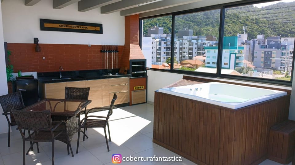 BBQ facilities, Kitchen or kitchenette, Dining area, Mountain view