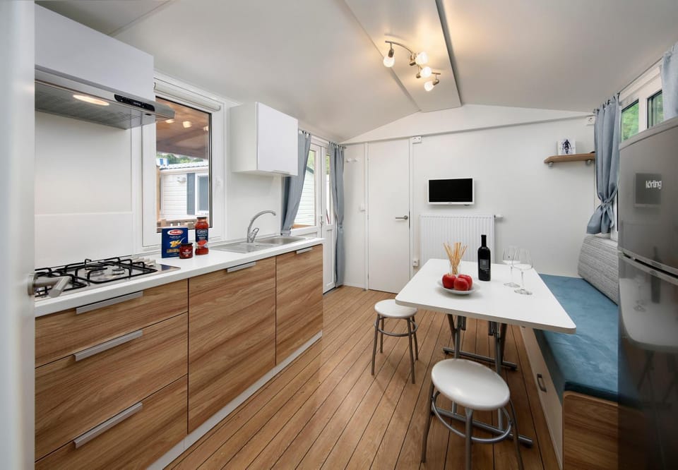 Kitchen or kitchenette, Dining area