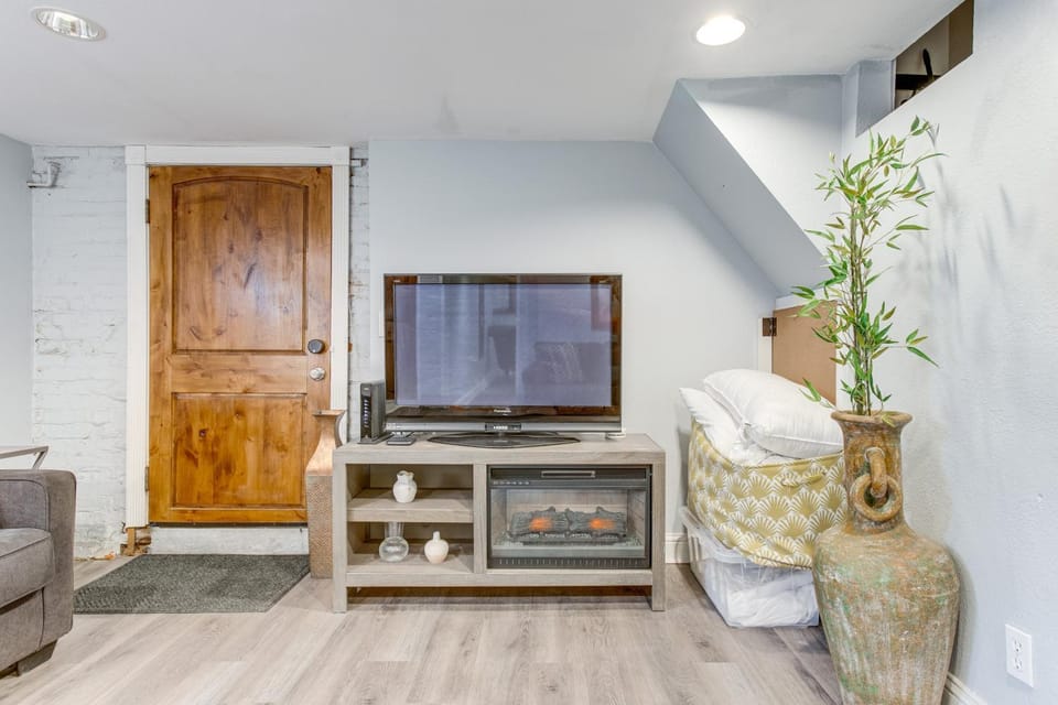 1 Mi to Coors Field: Cozy Denver Studio w/ Patio! Apartment in Denver