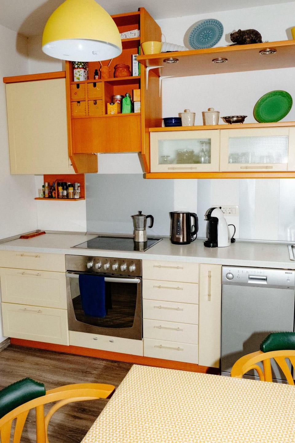 Coffee/tea facilities, Kitchen or kitchenette, dishwasher, oven, stove