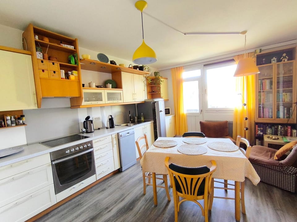 Kitchen or kitchenette, Dining area, dishwasher, oven, pet friendly, stove