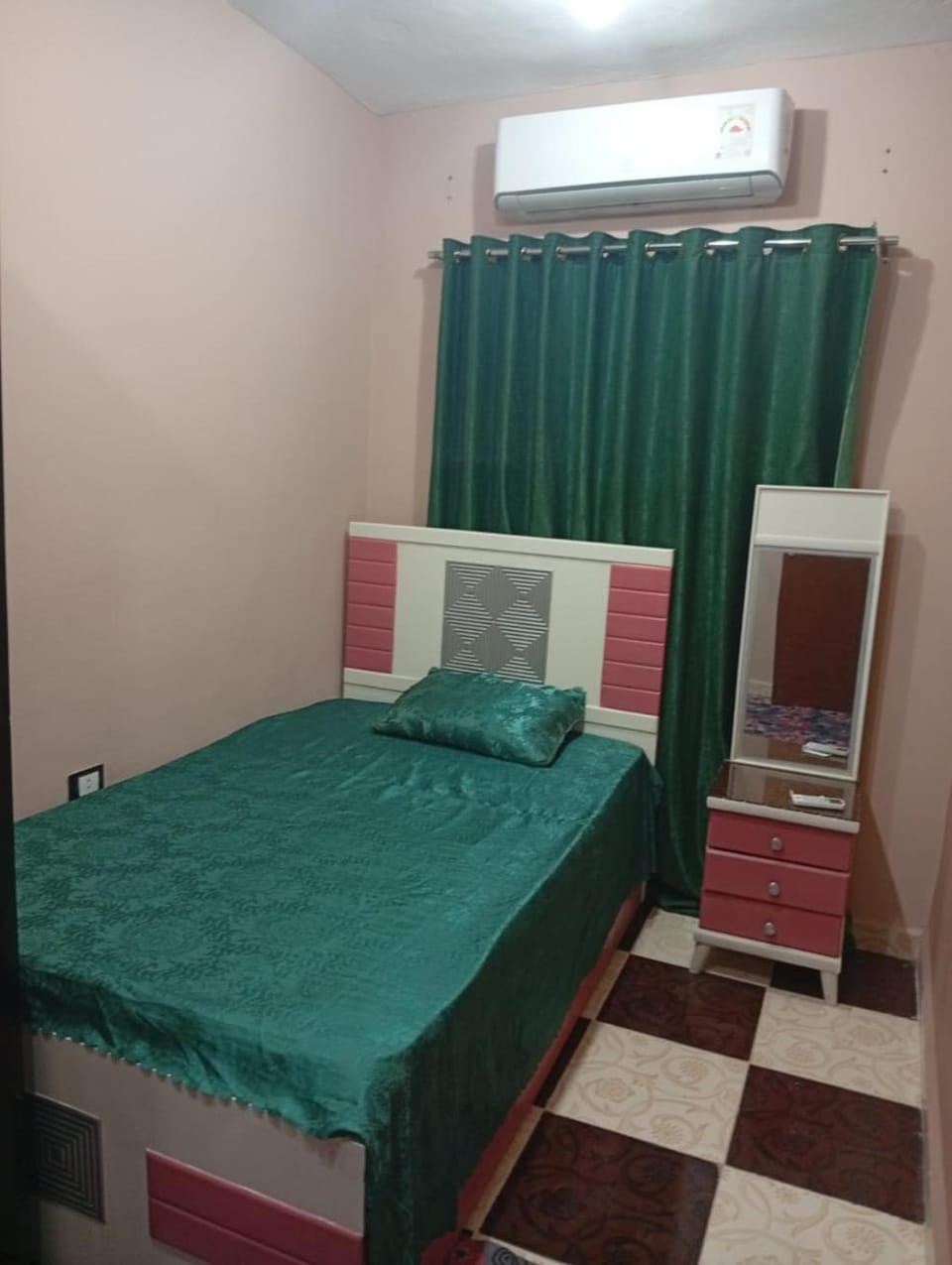 Bedroom, air conditioner