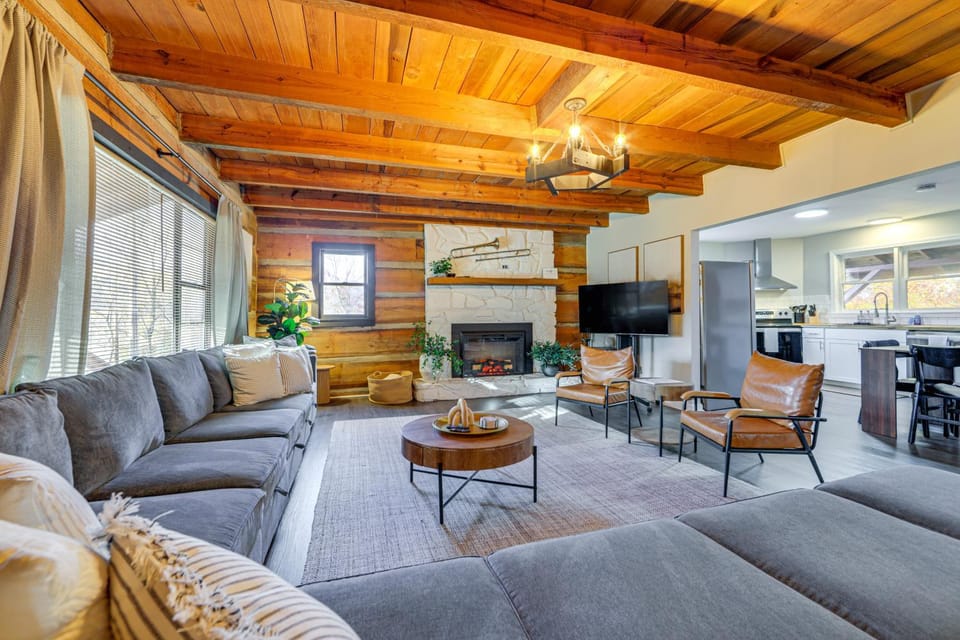 Hot Tub, Game Room and Fire Pit Canton Log Cabin Cabin in East Fork