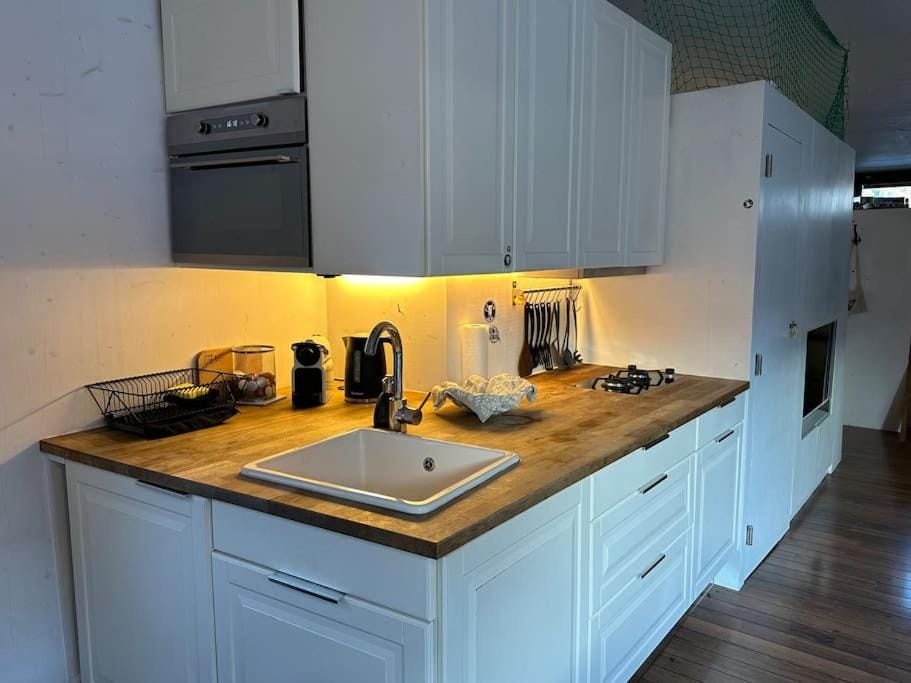 Coffee/tea facilities, Kitchen or kitchenette, pet friendly, stove