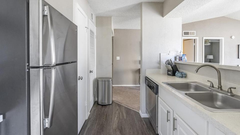 Landing Modern Apartment with Amazing Amenities (ID1242) Apartment in Lake Magdalene