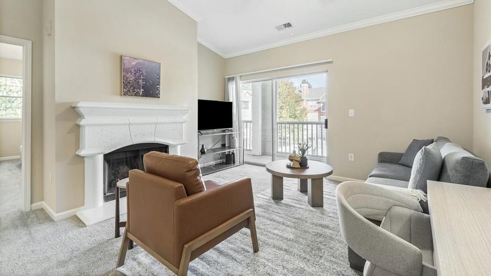 Landing Modern Apartment with Amazing Amenities (ID1245X969) Apartment in Cary