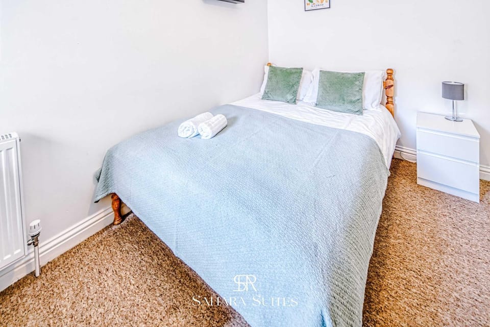 Bed, Photo of the whole room, Bedroom, internet, towels