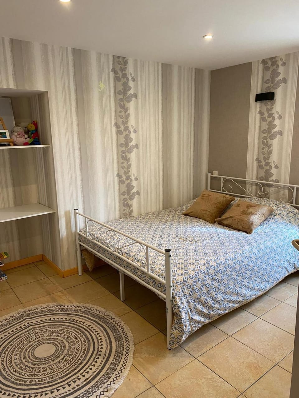 Photo of the whole room, Bedroom