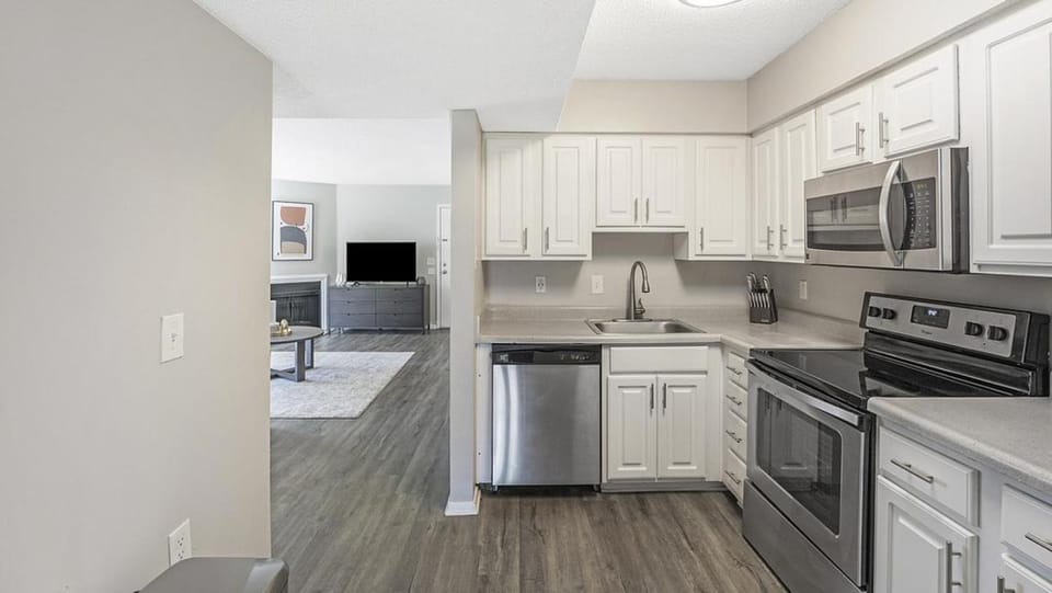 Landing Modern Apartment with Amazing Amenities (ID9825X48) Apartment in Bartlett