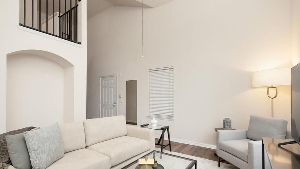 Landing Modern Apartment with Amazing Amenities (ID8400X74) Apartment in Town N Country