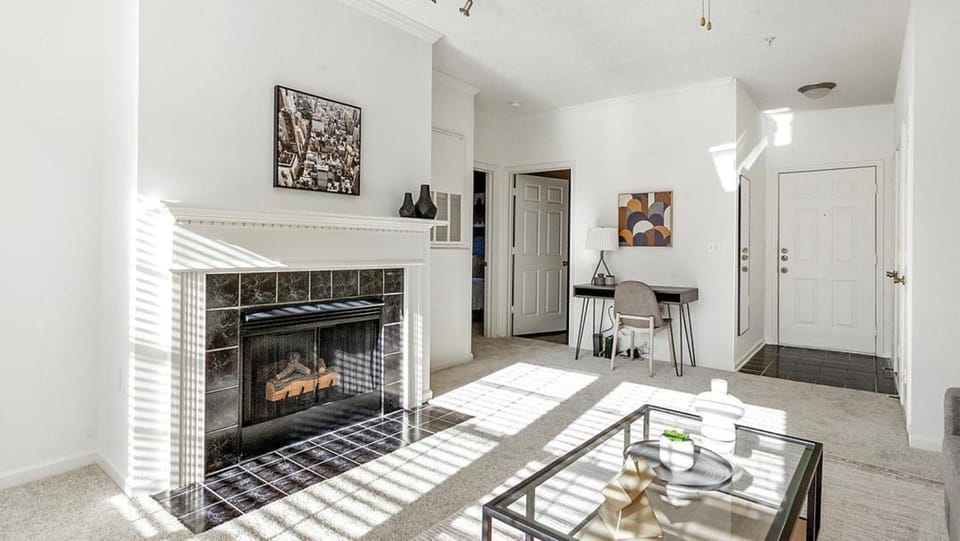 Landing Modern Apartment with Amazing Amenities (ID1182X417) Apartment in High Point