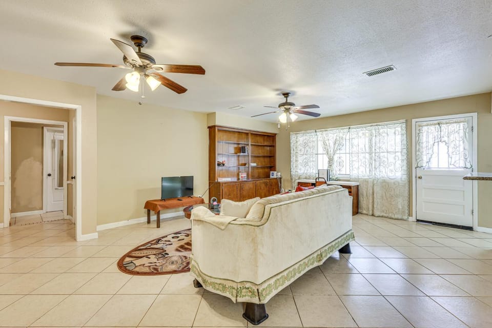 Quiet Houston Home w/ Porch - Near Park & Trails! House in Harris County