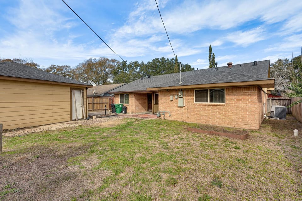 Quiet Houston Home w/ Porch - Near Park & Trails! House in Harris County