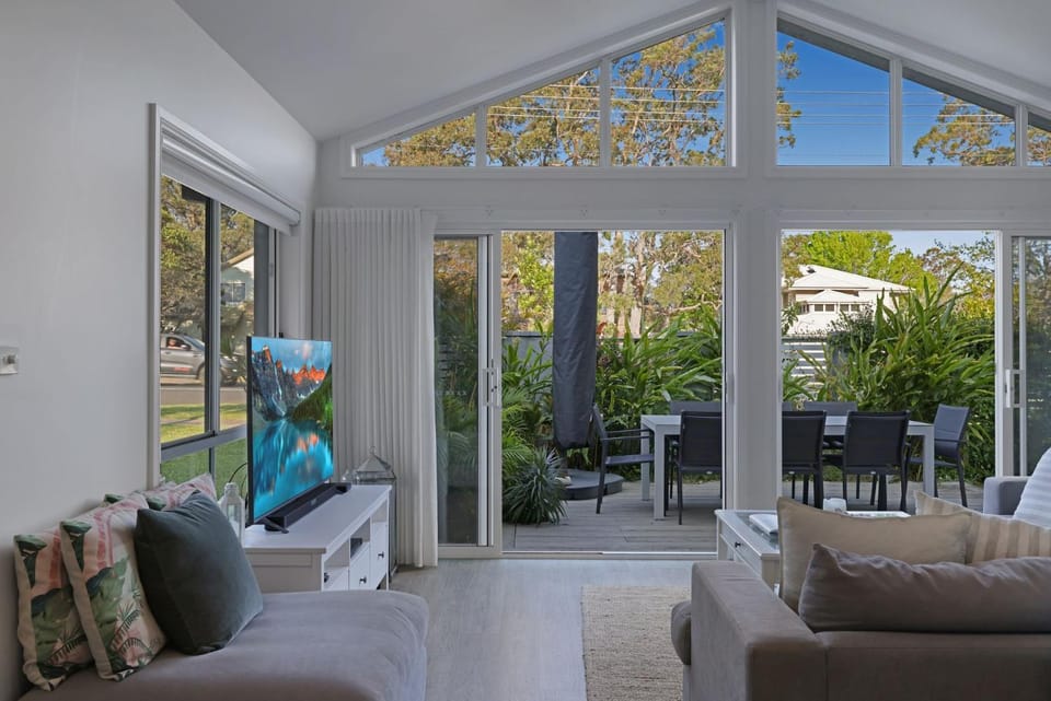 Gone to the Beach by Book Jervis Bay- Free Wifi, Pet Friendly House in Huskisson