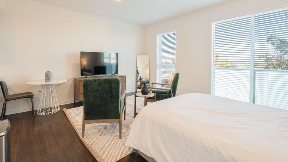 Landing Modern Apartment with Amazing Amenities (ID8194X48) Apartment in Birmingham