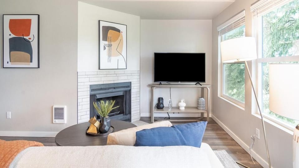 Landing Modern Apartment with Amazing Amenities (ID9692X16) Apartment in Paine Lake Stickney