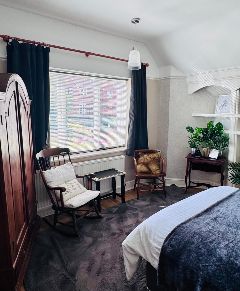 Bright large double with sole use separate bath only no shower Vacation rental in Bexhill