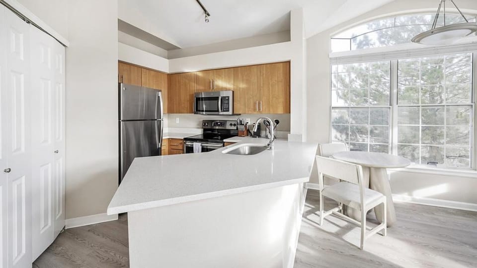 Landing Modern Apartment with Amazing Amenities (ID7578X85) Apartment in Highlands Ranch