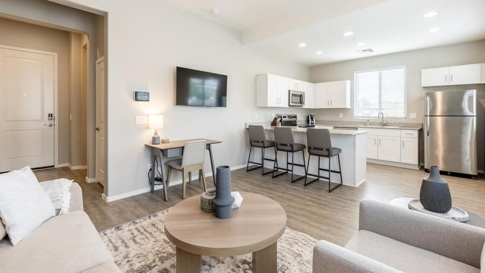 Landing Modern Apartment with Amazing Amenities (ID7894X89) Apartment in Estrella Village