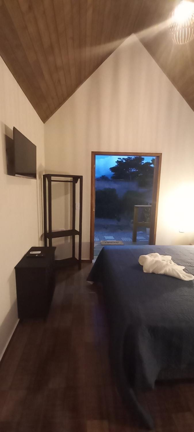 Bed, TV and multimedia, Bedroom