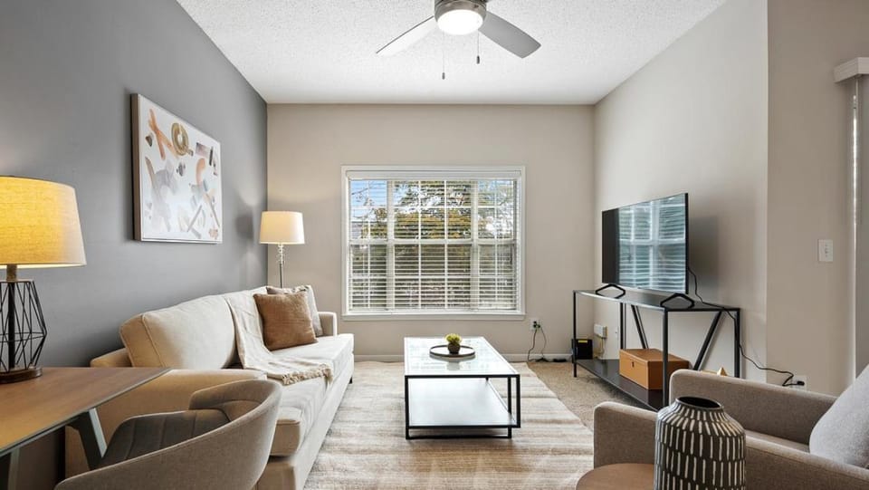 Landing Modern Apartment with Amazing Amenities (ID8439X05) Apartment in Brentwood