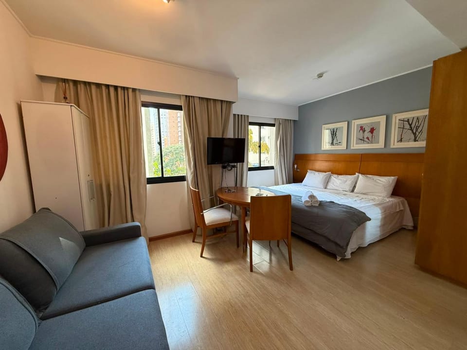 Bed, TV and multimedia, Living room, Photo of the whole room, Seating area, Bedroom