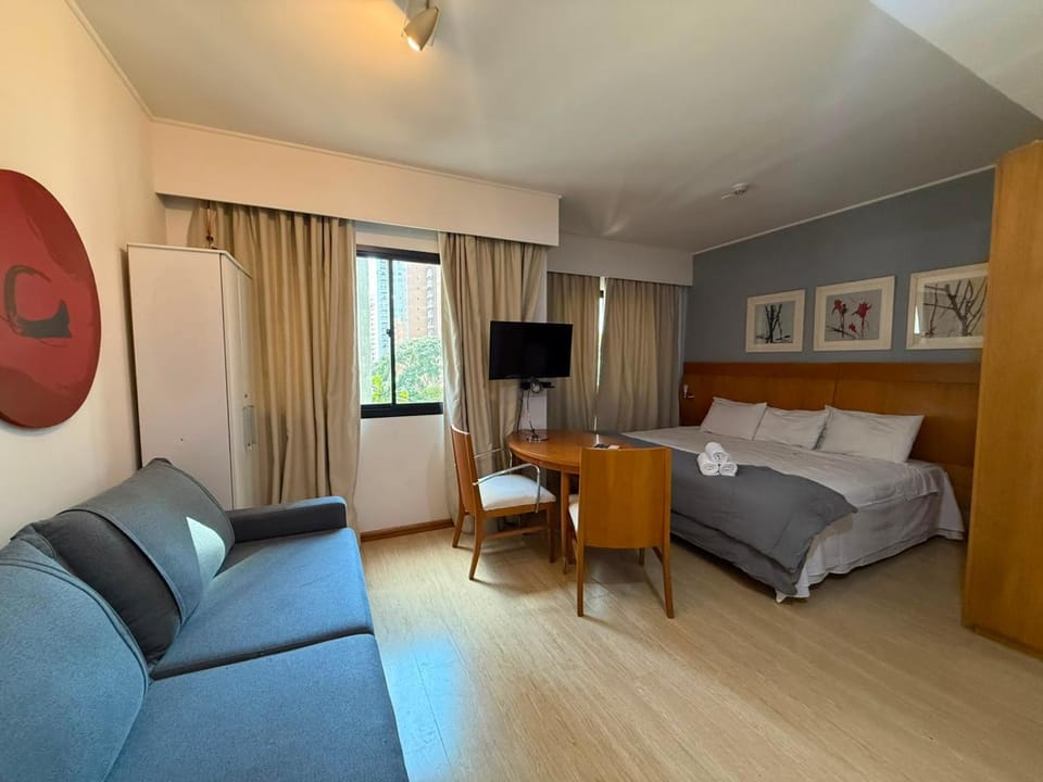 Bed, TV and multimedia, Living room, Photo of the whole room, Seating area, Bedroom