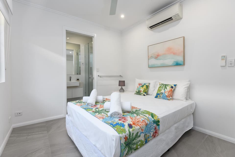 Luxury Retreat on Mudlo, 4 bedroom home with pool House in Port Douglas