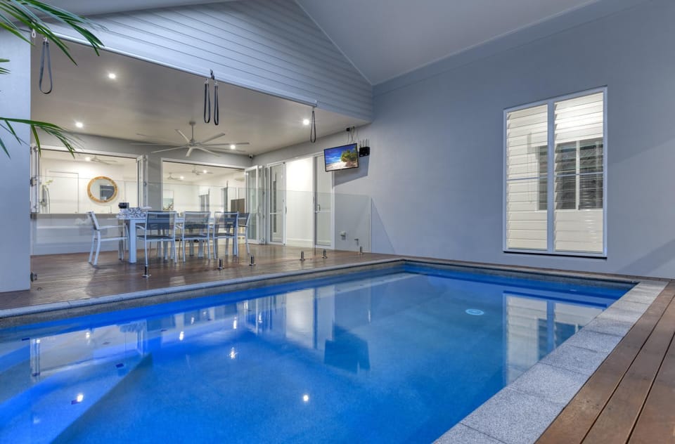 Luxury Retreat on Mudlo, 4 bedroom home with pool House in Port Douglas