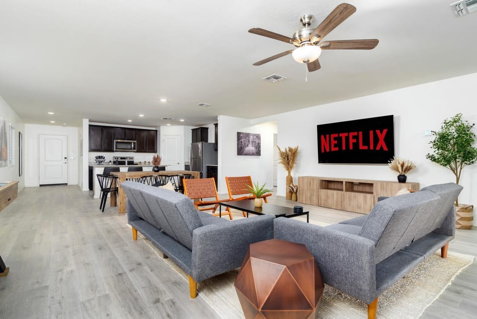 Communal lounge/ TV room, TV and multimedia, Living room, Seating area, Dining area, Evening entertainment, fireplace