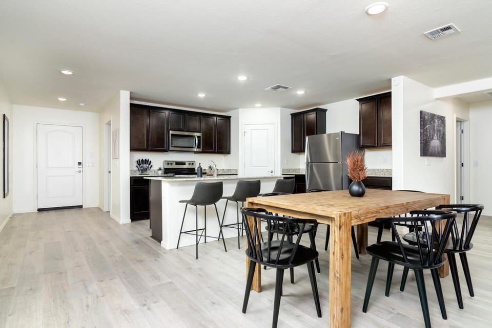 Kitchen or kitchenette, Dining area, minibar, pet friendly, stove