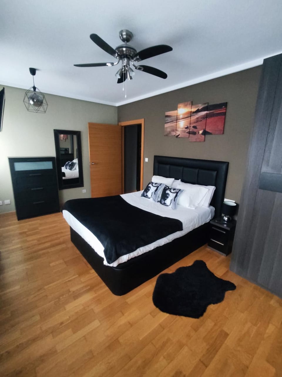 Bed, TV and multimedia, Photo of the whole room, Bedroom, fireplace, wardrobe
