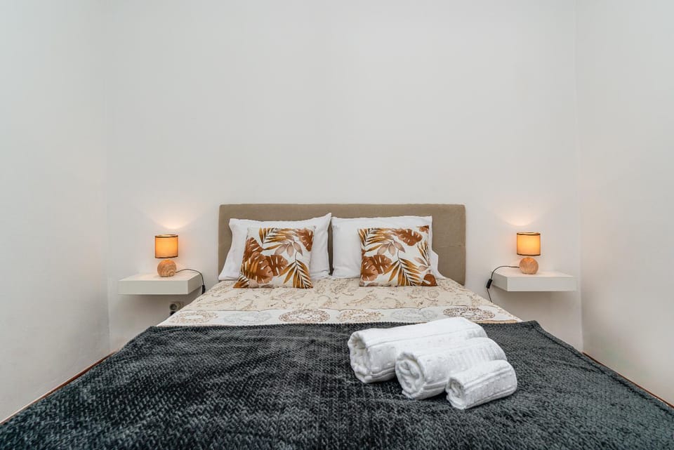 Bed, Photo of the whole room, Bedroom, towels