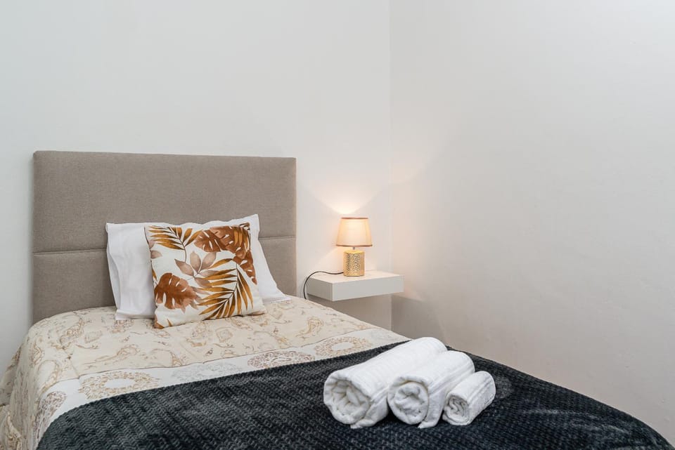 Bed, Photo of the whole room, Bedroom, towels