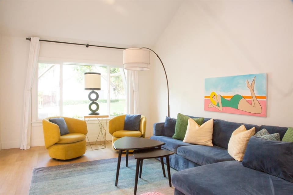 Geometric Loft renovated, hip, pets, poolspa House in Solana Beach