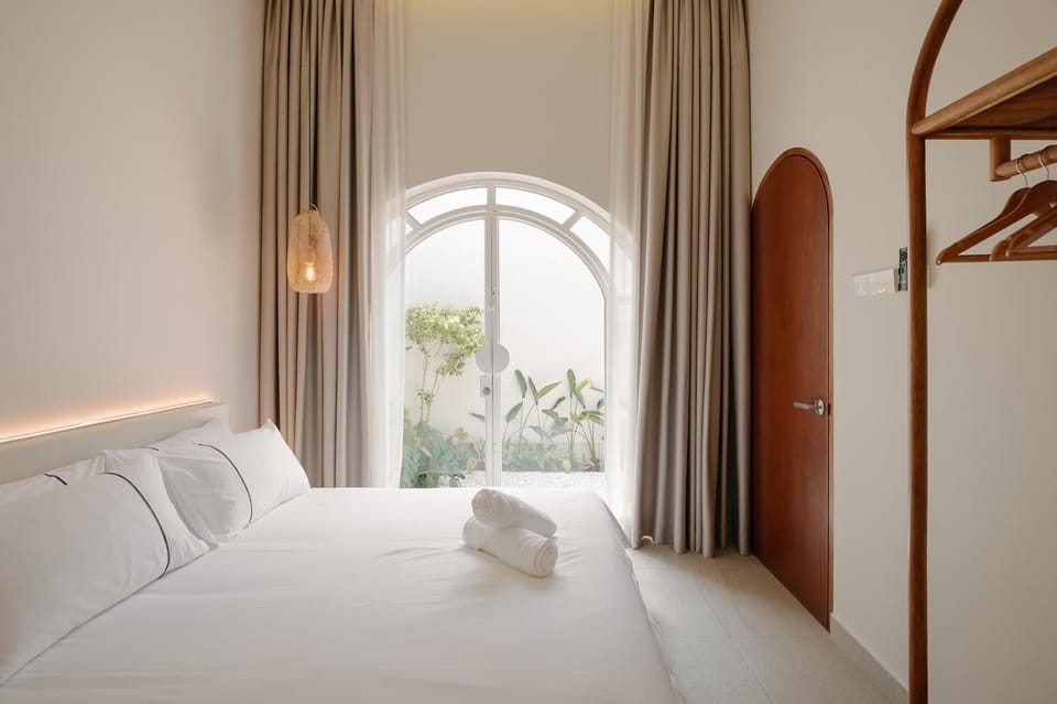 Bed, Bedroom, towels