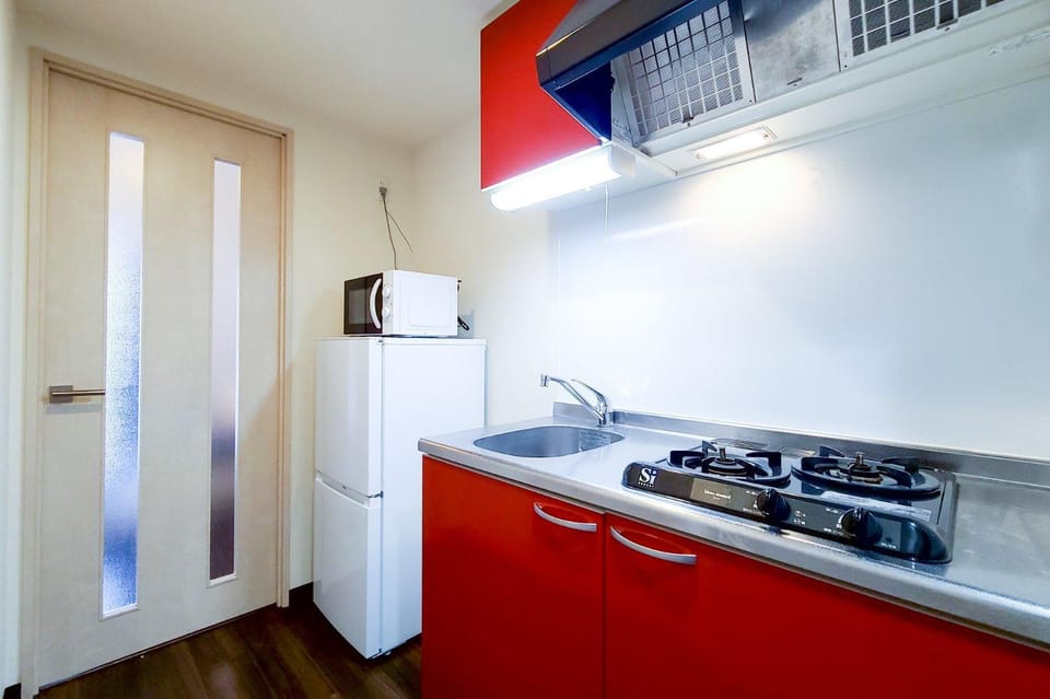 Kitchen or kitchenette, minibar, stove