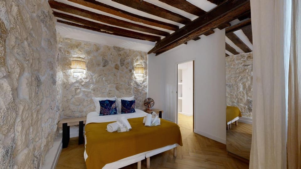 Bed, Bedroom, towels