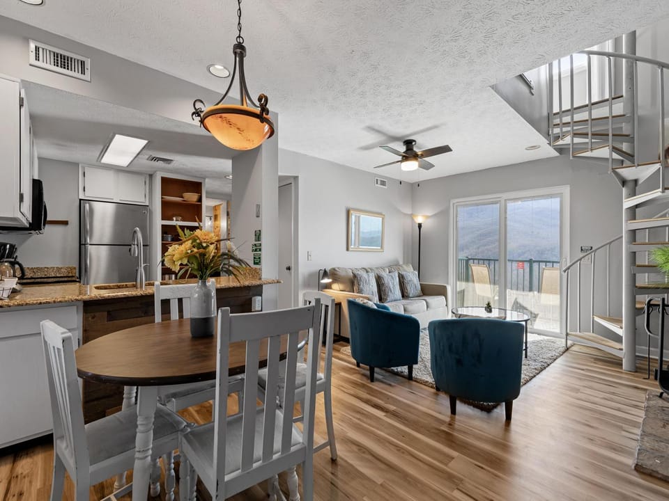 Balcony/Terrace, Kitchen or kitchenette, Living room, Seating area, Dining area, Mountain view, furniture
