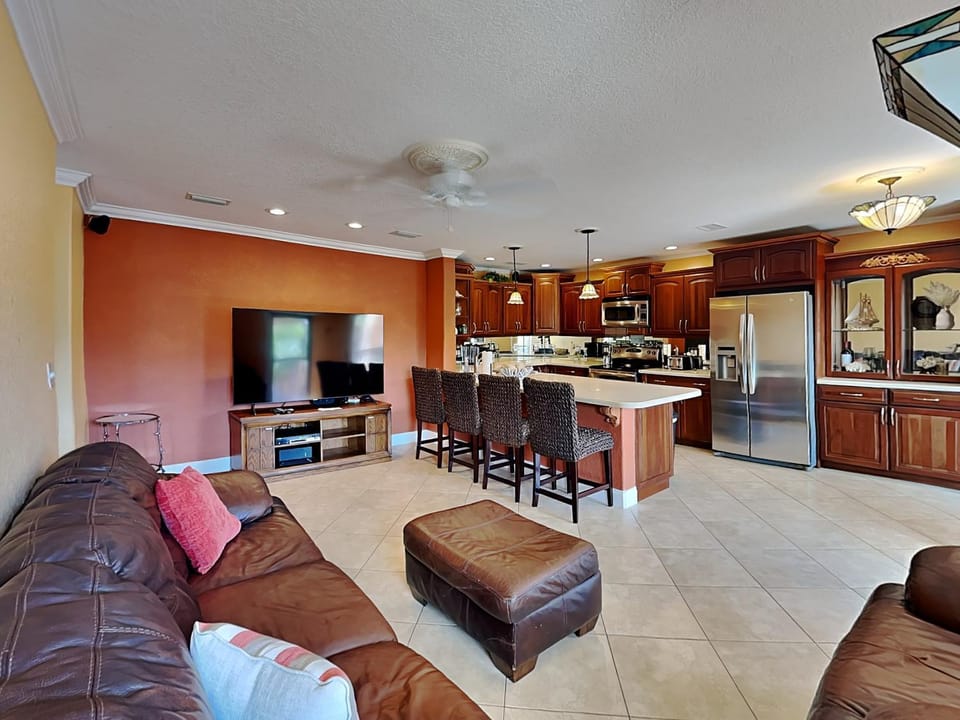 TV and multimedia, Kitchen or kitchenette, Living room, Seating area, Dining area, furniture, kitchen