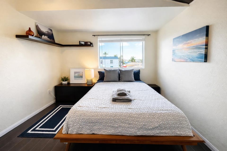 Sunset Haven: Lakeside Charm in Ocean Beach Apartment in Point Loma