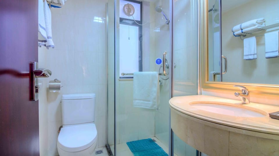 Shower, Toilet, Bathroom, towels