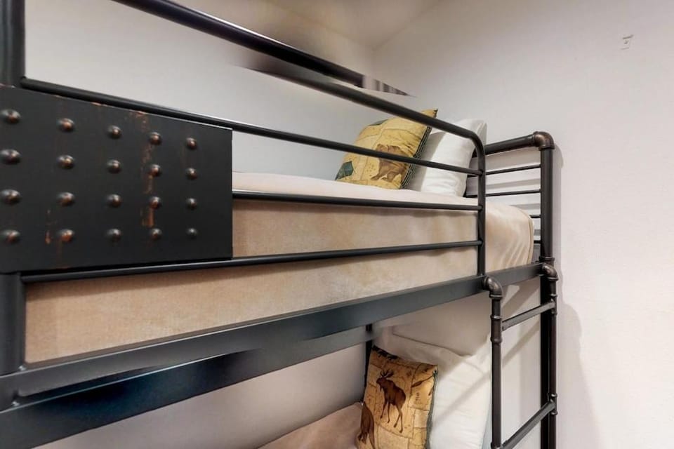 2307- Two Bedroom Den Deluxe Eagle Springs East Hotel Room Apartment in Wasatch County