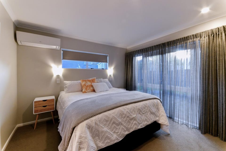 Bedroom, air conditioner