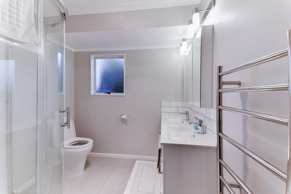 Shower, Toilet, Bathroom, heating, towels