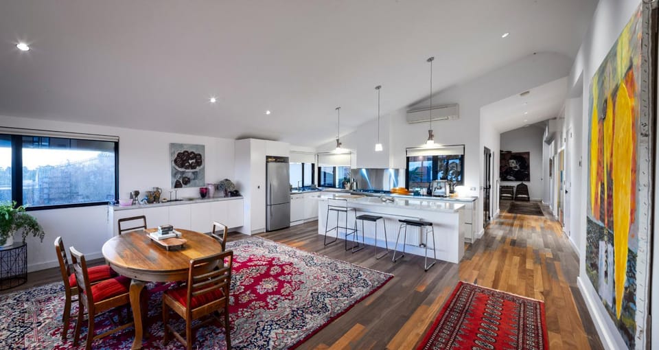 Kitchen or kitchenette, Dining area