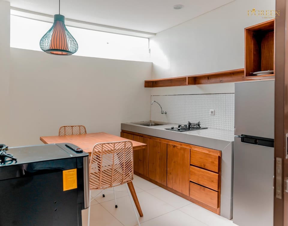 Kitchen or kitchenette, minibar, stove