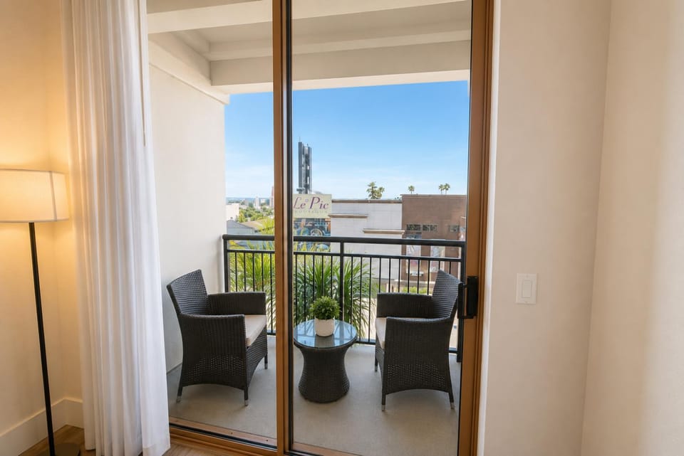 Large - 2 Bed 2 Bath in Full Service Bldg (L11) Apartment in Westwood