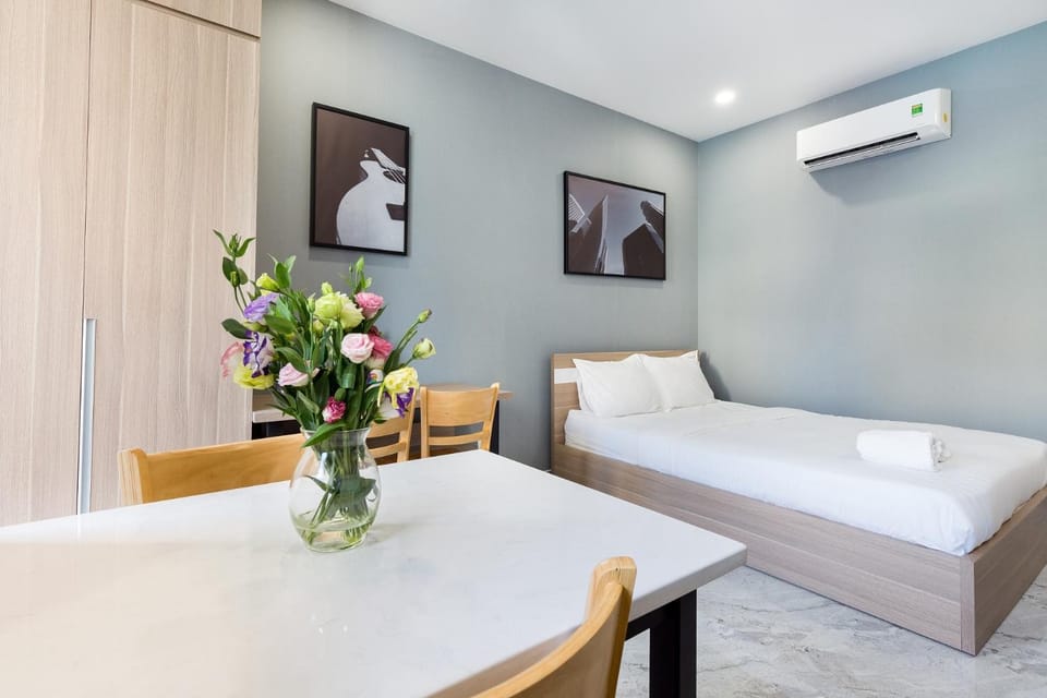 Bed, Living room, Photo of the whole room, Seating area, towels, air conditioner
