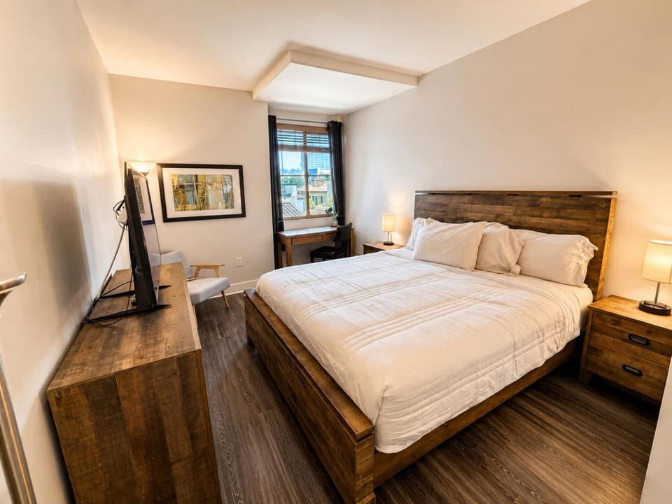 Wake Up to a Cozy, Carefully-Styled Apartment / Palm Apartment in Westwood